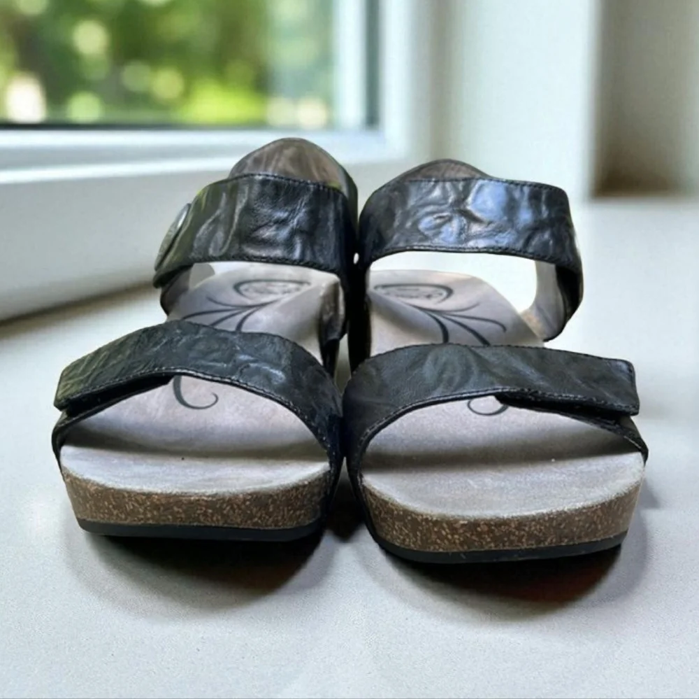 Abeo Una Metatarsal Wedge Sandal in Black Women’s Size 10N